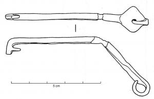 CLE-4123 - Clé à translationferClé forgée, manche aplati avec au sommet un losange dont une pointe est retournée vers le centre pour la suspension; l'extrémité de la tige tourne à angle droit pour former le panneton aux dents tournées vers le haut.