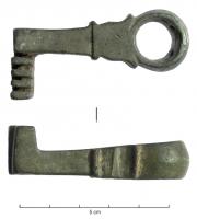 CLE-4128 - Clé à translationbronzeClé à translation, courte, composée d'une tige de section quadrangulaire, avec d'un côté un anneau de suspension, précédé d'une sorte de chapiteau très simplifié; à l'autre extrémité, panneton latéral, creusé de dents perpendiculaires.