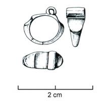 CLE-4160 - Clé-bague à épaulementsargentClé-bague à épaulements légèrement concaves ; sur un côté du chaton est aménagée une douille transversale, qui devait être prolongée par le panneton.