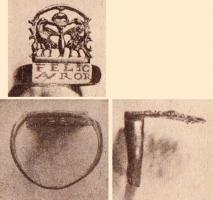 CLE-4177 - Clé-bagueorClé-bague coulée, simple anneau à partir duquel se projette latéralement un panneton ajouré, constitué d'une feuille quadrangulaire aux bords découpés, ornée d'un motif en léger relief ou travaillé à jour.