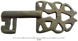 CLE-5001 - Clé à rotationbronzeClé à canon cylindrique ou de section facettée, creux. La poignée plate est percée d'ajours complexes et souvent couverte d'ocelles, parfois sur toute sa surface, parfois sur certaines parties seulement.