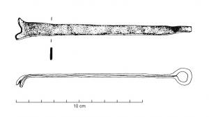 CLE-5009 - Clé à poussoirferClé formée d'une simple tige de section rectangulaire, coudée à une extrémité pour former un panneton à deux dents, l'autre extrémité est repliée  pour former un anneau de suspension.  