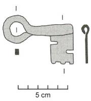 CLE-6001 - Clé à tige creuse et panneton à rouets ferClé forgée à partir d'un tôle martelée, repliée en tube pour former la tige, et prolongée latéralement à son extrémité discale pour y former un panneton découpé.