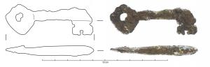 CLE-6015 - Clef à canon creux foréferClef à anneau losangique plat directement rattaché à une tige à canon creux foré, terminée par un panneton à rouets médians et à museau présentant un râteau à dents perpendiculaires à la tige.