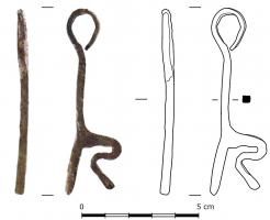 CLE-6017 - Clef à tige pleine et panneton rabdoïdeferAnneau pseudo-circulaire, formé par repli vers le bas de la tige. Tige pleine débordante. Panneton décrivant un S à deux dents.