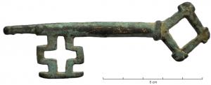 CLE-7009 - Clé à rotationbronzeClé bénarde, à tige pleine, anneau en forme de carré sur pointe avec des excroissances aux angles; tige ronde, panneton perpendiculaire, découpé ét ajouré.