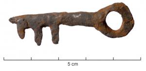 CLE-9028 - Clé bénardeferClé bénarde, à tige courte massive non forée, prolongée par une pointe qui fournit l'axe de rotation ; cette pointe  dépasse le  panneton composé de trois dents perpendiculaires ; anneau de suspension fermé.