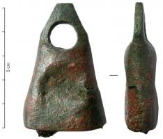 CLT-4009 - ClochettebronzeClochette coulée, à anneau de suspension largement percé, sommet plat ou arrondi, sans solution de continuité entre les côtés de la clochette et la suspension. Le battant rapporté est toujours en fer.