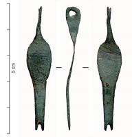 CPO-4011 - Coupe-ongle : type BaldockbronzeCoupe-ongles (anc. scalptorium) dont la bélière est placée sur un plan perpendiculaire au corps, de section plane ou rubanée avec élargissement en épaules douces. Le décor consiste généralement en une incision marginale simple.