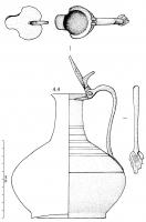 CRU-4036 - Cruche piriforme à col coulé et bec tréflébronzeCruche piriforme en tôle ('Blechkanne'), à bec trilobé et fond martelé, reposant sur un support annulaire plat ; anse coulée avec une charnière pour l'articulation du couvercle trilobé, adapté à l'embouchure, qui comporte un poucier coulé, en simple tige perpendiculaire au plan du couvercle. 
