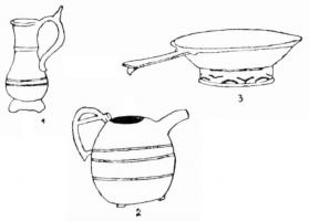 CRU-5011 - Cruche à panse renfléebronzeCruche à panse renflée, souvent posée sur trois supports, de forme variable, pourvue d'un bec verseur tubulaire, d'une couvercle à poucier, articulé par une charnière, et d'une anse systématiquement coulée avec le vase (poucier foliacé terminé par un bouton).