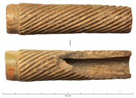 CTO-8032 - Couteau à manche tournéfer, osCouteau dont le manche de section ronde (tourné), parfois légèrement évasé d'une extrémité à l'autre, peut se présenter avec ou sans décor incisé. On observe dans certains cas un aménagement pour une virole au contact du manche avec la lame.