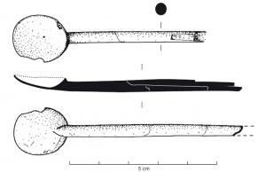 CUI-4018 - CochlearosCochlear à cuilleron circulaire, peu profond, prolongé par un manche de section ronde, à extrémité effilée ;  au départ du manche, on note fréquemment quelques incisions convergentes en chevron, soulignant la transition entre manche et cuilleron.