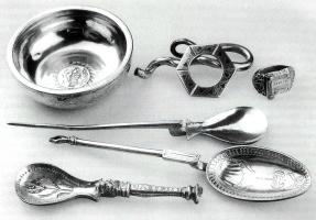 CUI-4025 - Cochlear et couteauargentCochlear à cuilleron en forme de bourse, caractérisé par un manche trapu, lourd et fortement mouluré ; cet élément peut présenter des parties de scetion carrée, des successions de moulures, et une extrémité en bouton plat ou arrondi. Plusieurs exemplaires comportent aussi un décor gravé à l'intérieur du cuilleron.