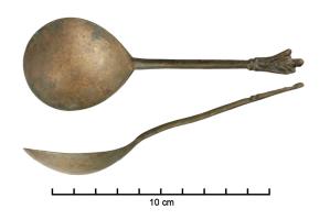 CUI-8003 - Cuillère à extrémité du manche décoréebronzeCuilleron piriforme, de profil incurvé. Manche dans le prolongement du bord, de section triangulaire et terminé par un personnage stylisé en relief dont le drapé du vêtement est marqué.