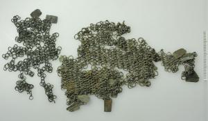 CUS-4009 - Cuirasse mixte : lorica plumatafer, bronzeCuirasse associant une cotte de mailles et une couche extérieure d'écailes.