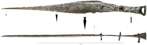 DAG-9017 - Dague à lame rainuréeferLongue dague dont la lame à un seul tranchant se termine en pointe très effilée de section triangulaire ; dos en accent circonflexe avec une profonde rainure longitudinale de chaque côté ; manche en matière périssable maintenu par 3 rivets, à extrémité rectangulaire évidée en demi-cercle.