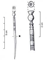 EPG-1006 - Épingle à petite tête vasiformebronzeEpingle à petite tête formée d'un bulbe et d'une partie évasée à sommet plat non débordant ou très peu. La partie supérieure de la tige est ornée d'incisions et parfois de cannelures. Le sommet peut être orné d'incisions.