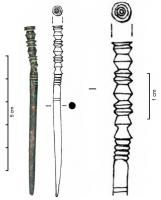 EPG-1023 - Épingle à tête faiblement renfléebronzeÉpingle à tête plate faiblement renflée, ornée de cercles incisés sur la face supérieure; col orné de moulures multiples et de quelques incisions.