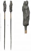 EPG-4514 - Épingle : déesseargentEpingle au sommet en forme de figurine de déesse féminine, une hampe dans la main gauche et portant un objet oblong sur l'épaule droite.