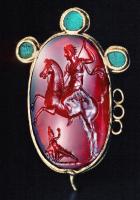 EPG-5006 - Epingle à intaille et cabochonsor, pierreEpingle dont la tête est constituée d'une grande intaille romaine, sertie dans un boitier à fond lisse, et entourée de trois cabochons de verroterie à bordure perlée; sur un côté, trois anneaux suggèrent un ensemble de deux épingles similaires, reliées par de fines chaînettes.