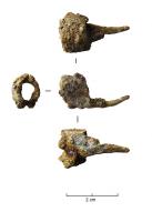 ERC-4002 - Ergot de coqferErgot métallique, constitué d'une bague de serrage en tôle repliée et d'une tige épointée légèrement recourbé.

