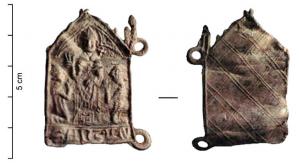 ESP-9007 - Enseigne de pèlerinage : saint Loup de NaudplombEnseigne de forme achitecturale, en section de nef à toit en double rampant, pinacles aux angles; saint-Loup debout au centre, en évêque, tenant une croix à longue hampe, bénit deux ornats agenouillés à ses côtés; dessous, inscription SANT•LEV; anneaux de fixation aux angles.