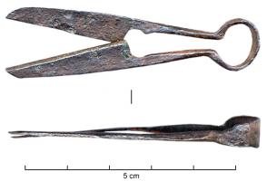 FCT-9001 - ForcesferPaire de forces en fer ; lames à bords biseautés, prolongées par une tige d'axe perpendiculaire, formant un ressort en demi-cercle outrepassé.