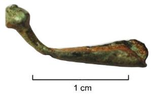 FIB-2620 - Fibule type Golfe du Lion, Tendille 3ab/4abbronzeFibule caractérisée par un bouton conique, souvent en fait biconique, sur le pied redressé en angle droit : cet appendice fragile est souvent retrouvé isolé ; il est commun à plusieurs modèles de fibules sud-gauloises du type Golfe du Lion. Ici, variante indéterminée.