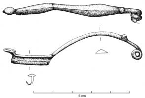 FIB-3562 - Fibule de type Certosa, var. VIIbronzeFibule coulée, arc tendu et foliacé, de section généralement aplatie (lenticulaire, triangulaire ou losangique), comportant une bague ou moulure transversale vers la tête ; pied également foliacé avec souvent un décor de filets convergents ; bouton redressé mais aplati ; ressort unilatéral à 2 ou 3 spires.