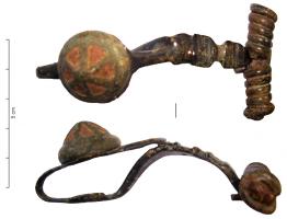 FIB-3957 - Fibule laténienne de type MünsingenbronzeFibule à arc plat, foliacé, de section plate ou épaisse, dans ce cas souvent barré d'encoches pour ornements rivetés en corail ou en verre ; ressort à 6 ou 8 spires, corde externe ; le pied replié en direction de l'arc se termine par un disque et un bouton ; le disque porte un ornement conique, creusé de loges radiales portant un décor d'émail rouge.