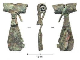FIB-4068 - Fibule Feugère 18a4bronzeTPQ : 20 - TAQ : 70Type à couvre-ressort cylindrique, arc en forme de protomé animal stylisé (lion ?), pied constitué d'une plaque triangulaire, striée de cannelures divergentes, mais parfois aussi ornée d'un relief de tôle rapporté.