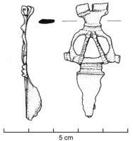FIB-4102 - Fibule à protubérances latérales ajourées F.23d3bronzeTPQ : 50 - TAQ : 200Fibule en deux parties : près de la charnière, arc élargi pourvu de protubérances latérales et de deux ajours symétriques, qui caractérisent la variante d3 ; après une moulure, pied lisse et rectiligne ; bouton terminal.