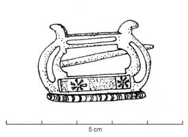 FIB-41044 - Fibule skeuomorphe : sciebronzeFibule en forme de scie à cadre, aux côtés arqués et émaillés ; sommets en crosse; les côtés sont émaillées et les dents de la lame sont figurées.