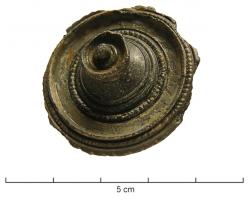 FIB-4114 - Fibule coniquebronzeTPQ : 80 - TAQ : 250Fibule conique, dont la charnière disposée au revers comporte deux plaquettes coulées reliées par un axe en fer. Variante ornée d'un bouton sommital mouluré, plus rarement émaillé ; pourtour lisse, conservant parfois des traces d'émaillage.