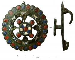 FIB-41157 - Fibule circulaire émailléebronzeTPQ : 200 - TAQ : 250Fibule circulaire en général de grande taille, comportant une bande externe comosée de festons émailllés, une couronne émaillée, puis au centre (relié par 4, ou 8 rayons), un élément central surélevé et riveté, en forme de disque accosté de pastilles, le tout orné d'émaux. Anneau sur le pourtour externe.