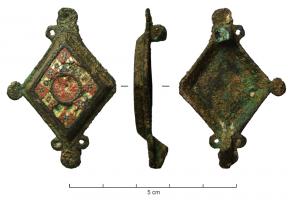 FIB-41265 - Fibule losangique émailléebronzeTPQ : 150 - TAQ : 300Fibule émaillée en forme de broche losangique, variante avec 4 protubérances sur le pourtour, accostées de petits anneaux en haut et en bas; loge centrale losangique émaillée et légèrement surélevée, avec souvent un disque émaillé au centre.