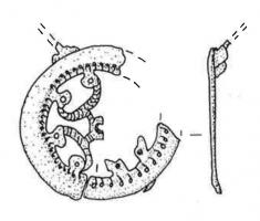 FIB-41359 - Fibule circulaire ajouréebronzeTPQ : 100 - TAQ : 200Fibule circulaire présentant un motif ajouré de fines barrettes dessinant un motif de type radial : croix cléchée, à 6 ou  8 rayons, à l'intérieur d'une bande externe lisse avec un cercle perlé contre le motif; perforation centrale pour décor rapporté; au revers, articulation à charnière entre deux plaquettes coulées.
