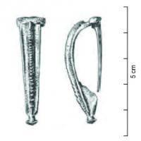 FIB-41545 - Fibule à charnière et arc non interrompubronzeTPQ : 40 - TAQ : 85Fibule à charnière repliée sur l'extérieur. L'arc est très coudé à la tête. Il présente un décor d'arêtes longitudinales séparées de la tête par une moulure plus ou moins importante. Bouton terminal mouluré ou rapporté. Porte-ardillon plein ou percé.