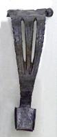FIB-41738 - Fibule dérivée d'Alésia à deux ardillons, type Lokošek 2bronzeFibule à charnière, arc triangulaire plat, ajouré de deux fentes longitudinales  ; aux deux ardillons juxtaposés correspondent deux gouttières, placées de part et d'autre du pied simplement aplati ; boutons aux extrémités de la charnière repliée vers l'intérieur.

