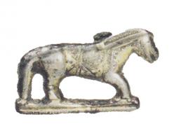 FIB-41805 - Fibule zoomorphe : chevalargentTPQ : 400 - TAQ : 510Fibule en forme de cheval marchant à droite, barre pour le sol (la queue y est reliée).