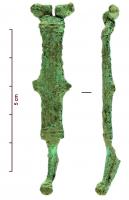FIB-41829 - Fibule à protubérances latérales médianesbronzeTPQ : 40 - TAQ : 60Fibule à arc allongé et bords parallèles, creusé de cannelures longitudinales, avec deux protubérances latérales à mi-longueur. Pied lisse ou mouluré, petit bouton terminal.