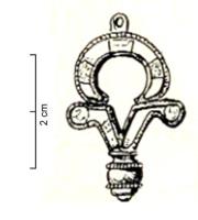FIB-41881 - Fibule à charnièrebronzeTPQ : 150 - TAQ : 300Fibule à charnière ajourée en croissant à prolongement triangulaire et se terrminant par un bouton mouluré. La surface est ornée de loges d'émail