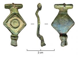 FIB-4235 - Fibule émaillée bronzeTPQ : 100 - TAQ : 200Fibule à corps losangique, creusé d'une loge d'émail autour d'un disque central lui aussi émaillé; le pied se termine par une tête de reptile. Des protubérances latérales circulaires et émaillées décorent certains exemplaires.