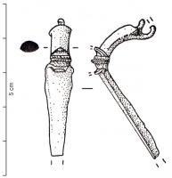 FIB-4258 - Fibule à ailettes de type atlantiquebronzeTPQ : 50 - TAQ : 250Fibule très trapue, arc plat coudé à la tête, partie marquée par une paire d'ailettes (séparées par deux anneaux rapportés) de part et d'autre d'un mince disque central; resssort protégé mais incomplètement fermé par dessous.