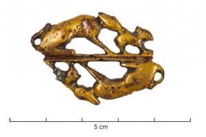 FIB-4300 - Fibule zoomorphe, groupe : chiens et lièvres tête-bêchebronzeBroche figuant deux fois, tête-bêche, un chien poursuivant un lièvre; bronze doré.