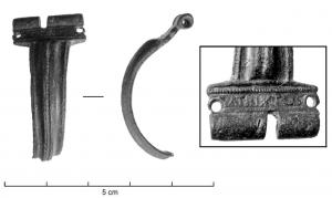 FIB-4446 - Fibule de type Aucissa : ATRIXTOSbronzeTPQ : 30 - TAQ : 90Fibule à arc en demi-cercle, bords parallèles et côtes longitudinales, généralement perlées dans l'axe; tête quadrangulaire échancrée avec estampille moulée parallèle à la charnière, repliée vers l'extérieur : ATRIXTOS, plus rarement ATRICTO.