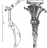 FIB-4464 - Fibule à protubérances latérales hautesbronzeTPQ : 20 - TAQ : 70Fibule à protubérances latérales, sous la forme de boutons moulurés perpendiculaires en haut de l'arc ; ce dernier est divisé par des moulures, la partie centrale étant constituée d'une une plaque rectangulaire transversale.