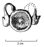 FIB-4592 - Fibule émailléebronzeFibule constituée d'un disque sans doute émaillé (rebord), accosté de deux dauphins symétriques (tête en haut ou en bas : plusieurs variantes), dont les queues viennent se rattacher aux bords.