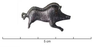 FIB-4598 - Fibule zoomorphe : sanglierbronzeTPQ : 40 - TAQ : 90Fibule en forme de sanglier à droite, orné de stries parallèles niellées.